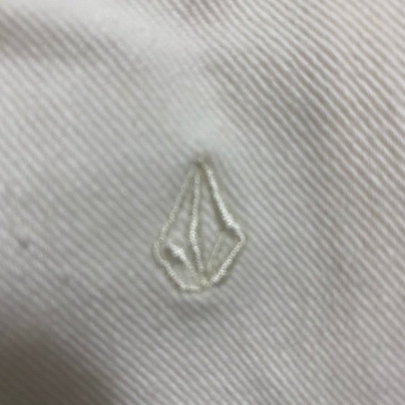 NWT white jeans with rips - Picture 5 of 8